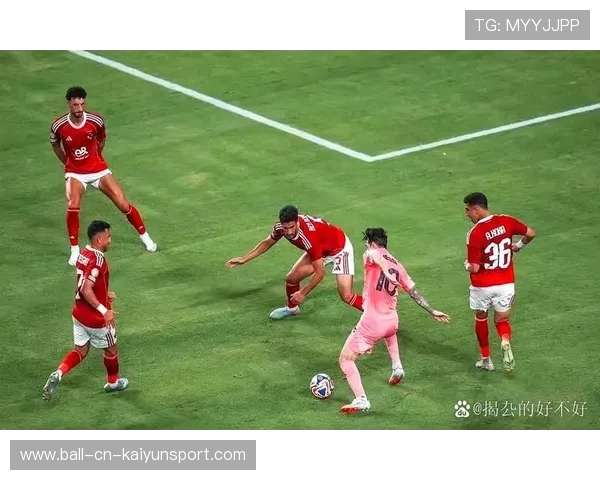 球队在国际比赛中体现出战术多样性，足球队的战术